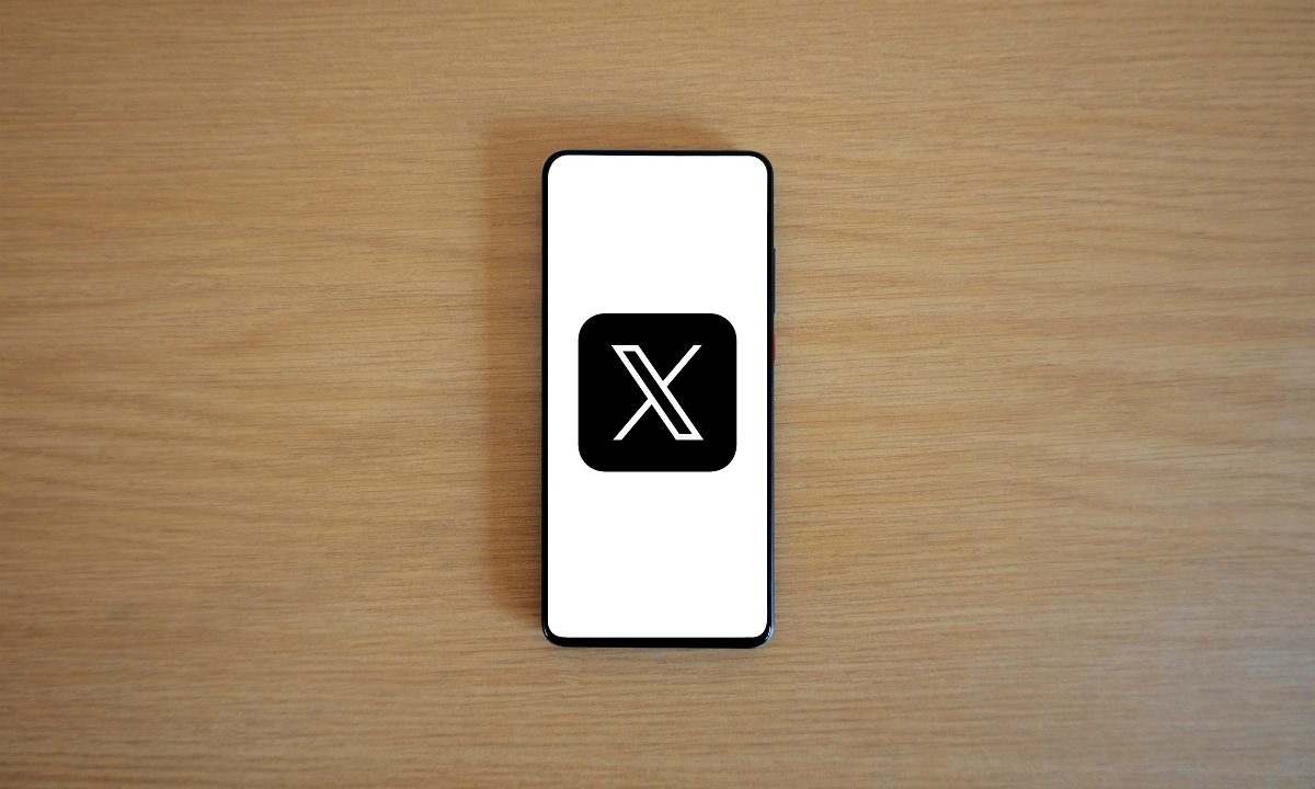 The X icon is displayed on the mobile screen on a table